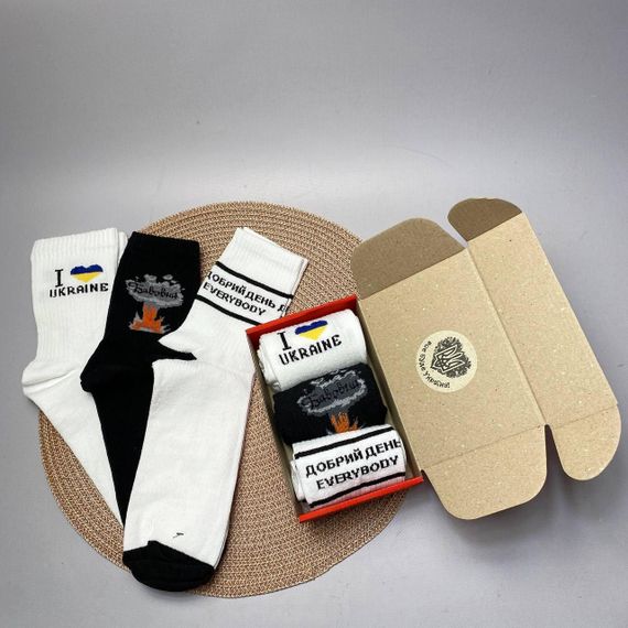 Подарочный набор бокс патриотичных мужских носков в коробке размер 40-45 3 пары разные цвета ч3укр15 | Зображення 3