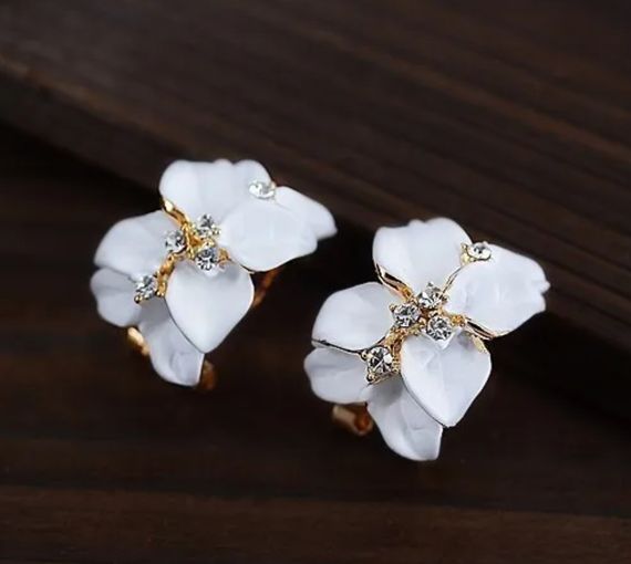 Сережки Primo Glory у формі квітів з білими пелюстками та кристалами – Gold&White | Зображення 3