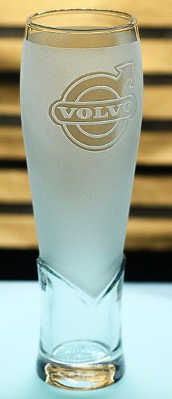 Пивний крафтовий келих 440 мл з гравіюванням Вольво Volvo подарунок для автолюбителя  кухоль для пива | Зображення 1
