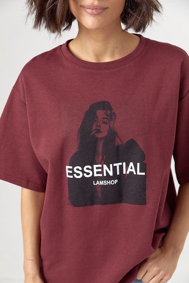 Футболка жіноча oversize з чорно-білим принтом і написом Essential - бордо цвет, ONE SIZE (є розміри) | Зображення 3