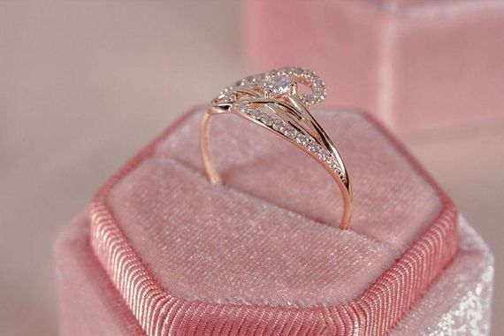 Женское кольцо из красного золота с фианитами 15 | Зображення 2