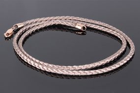 Шелковый бежевый  шнурок с замком из красного золота