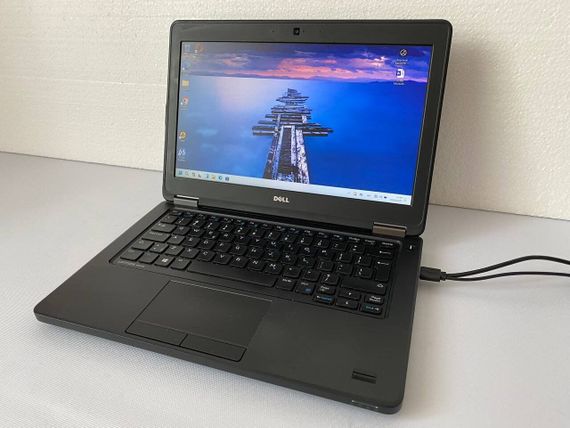 Нетбук Б-класс Dell Latitude E5250 / 12.5" (1366x768) TN / Intel Core i5-5300U (2 (4) ядра по 2.3 - 2.9 GHz) / 8 GB DDR3 / 240 GB SSD / Intel HD Graphics 5500 / WebCam / HDMI б/у | Зображення 1