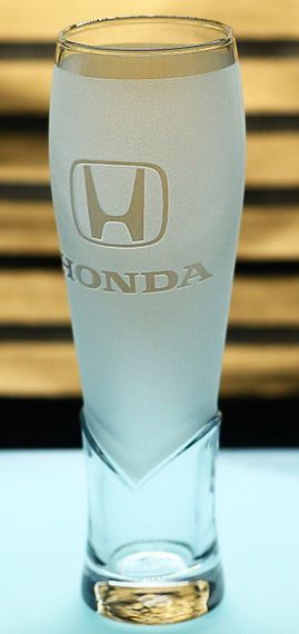 Пивний келих крафтовий 440 мл з гравіюванням Honda подарунок для автолюбителя кухоль з лого Хонда | Зображення 2