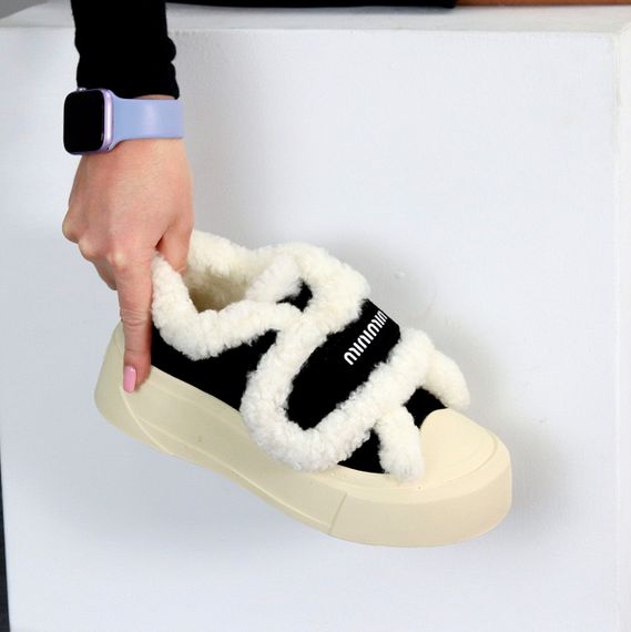 Черные спортивные замшевые зимние автоледи на бежевой подошве | Зображення 4