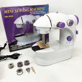 Мини швейная машинка FHSM 202 4 в 1 с педалью и подсветкой + адаптер 220V, Швейная машина для детей