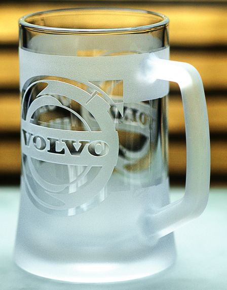 Пивная кружка Volvo 670 мл с гравировкой Подарок автолюбителю Бокал с логотипом авто Вольво и легендарный слоган | Зображення 7