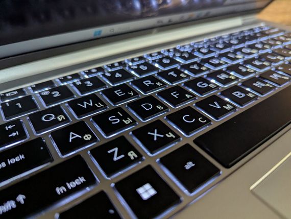 Ультрабук Б-класс HP EliteBook 840 G10 / 14" (1920x1080) IPS / Intel Core i5-1345U (10 (12) ядер по 3.5 - 4.7 GHz) / 16 GB DDR5 / 512 GB SSD / Intel Iris Xe Graphics / WebCam / TouchID / Windows 11 б/у + Подарок беспроводная мышь / USB | Зображення 8