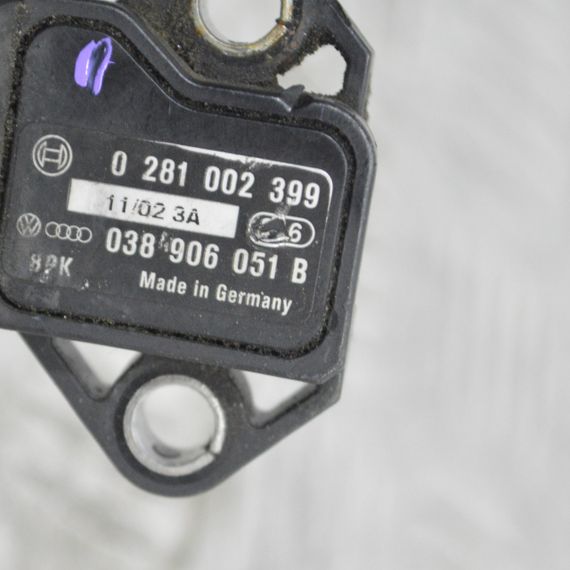 Датчик тиску наддуву повітря Volkswagen VW Фольксваген BOSCH 0281002399 038906051B | Зображення 2