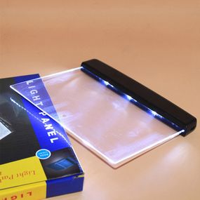 Компактная LED-панель для подсветки книг с питанием от батареек AAA