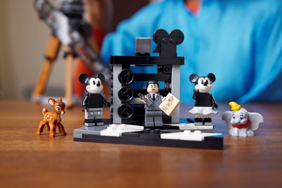 Конструктор LEGO Disney Камера вшанування Волта Діснея 43230 | Зображення 2