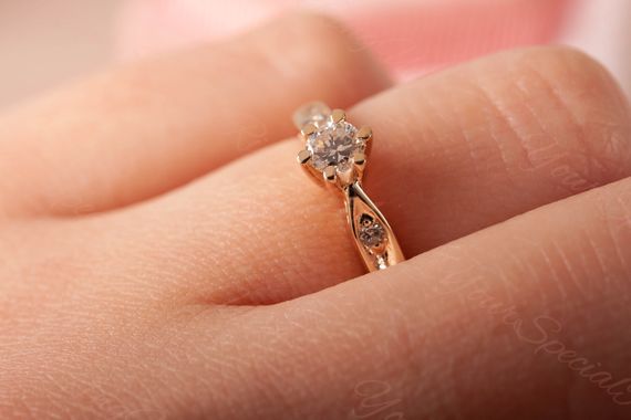 Кольцо из желтого золота с фианитами 17.5 | Зображення 1