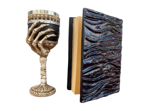 Подарунковий набір Келих 3 Рука з Черепами та блокнот 3 «Книга, що дивиться у відповідь» | Зображення 1