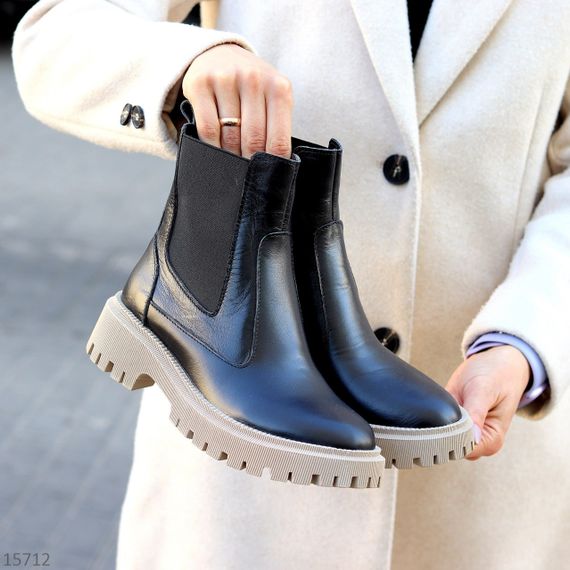 Стильні чорні шкіряні зимові черевики челсі на бежевій підошві | Зображення 5