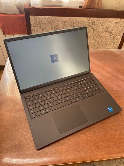 Ультрабук Dell Vostro 15 3510 / 15.6" (1920x1080) IPS / Intel Core i5-1135G7 (4 (8) ядра по 2.4 - 4.2 GHz) / 16 GB DDR4 / 256 GB SSD / Intel Iris Xe Graphics / WebCam б/в | Зображення 1