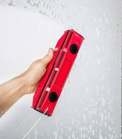 Двусторонний магнитный скребок щетка Magnet Glass Cleaner The Glider Красный
