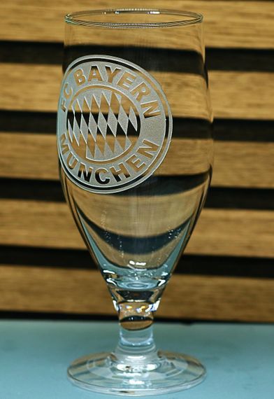 Подарочный бокал для пива сока воды на ножке 500 мл с гравировкой  лого футбольного клуба ФК Бавария глянцевый | Зображення 1