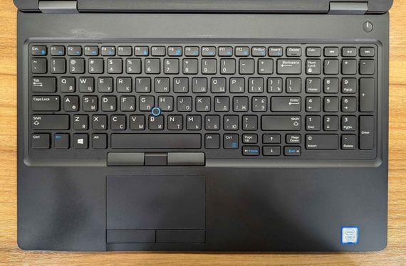 Ультрабук Dell Latitude 5590 / 15.6" (1366x768) TN / Intel Core i5-7300U (2 (4) ядра по 2.6 - 3.5 GHz) / 8 GB DDR4 / 256 GB SSD / Intel HD Graphics 620 / WebCam / HDMI / Windows 10 б/у + Подарок Новая беспроводная мышь USB | Зображення 2