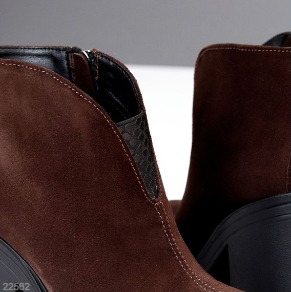 Дизайнерські замшеві ботильйони колір гіркий Шоколад на середньому стійкому підборі | Зображення 6