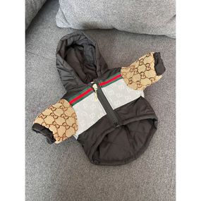 Брендовая зимняя куртка для собак GUCCI с капюшоном на змейке, с джинсовыми рукавами, светодиодная вставка, черная