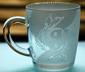 Стеклянная чашка 350 мл Инь-Янь рыба карп с гравировкой символ гармонии подарок для мужчины