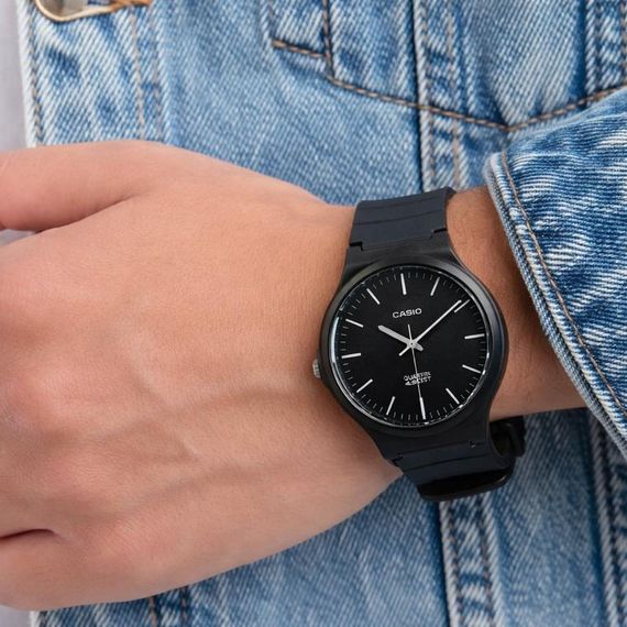 Чоловічий годинник Casio MW-240-1E | Зображення 1