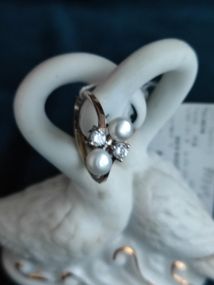 Серебряное кольцо с жемчужинами и золотом размер 17.5