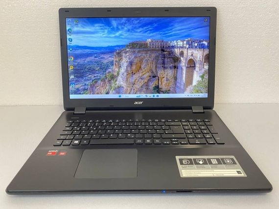 Ноутбук Acer Aspire E5-721 / 17.3" (1600x900) TN / AMD A8-6410 (4 ядра по 2.0 - 2.4 GHz) / 12 GB DDR5 / 240 GB SSD / AMD Radeon R5 Graphics / WebCam б/у | Зображення 1