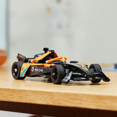 Конструктор LEGO Автомобиль для гонки NEOM McLaren Formula E 452 детали (42169) | Зображення 8