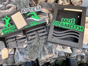 Медальниця з фоторамкою і полицею для кубків Дерев'яний тримач для медалей Органайзер для нагород, грамот, дипломів