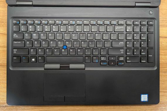 Ультрабук Dell Latitude 5590 / 15.6" (1366x768) TN / Intel Core i5-7300U (2 (4) ядра по 2.6 - 3.5 GHz) / 8 GB DDR4 / 256 GB SSD / Intel HD Graphics 620 / HDMI / Windows 10 б/в + Подарунок Бездротова миша / USB | Зображення 2