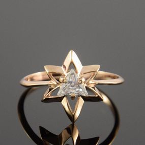 Кольцо из красного золота с треугольным фианитом 16.5