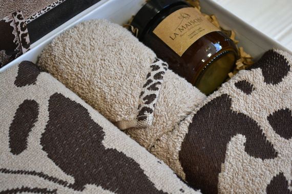 Подарочный набор полотенец La Maison, 3 шт. со свечой Tigle Kahve | Зображення 4