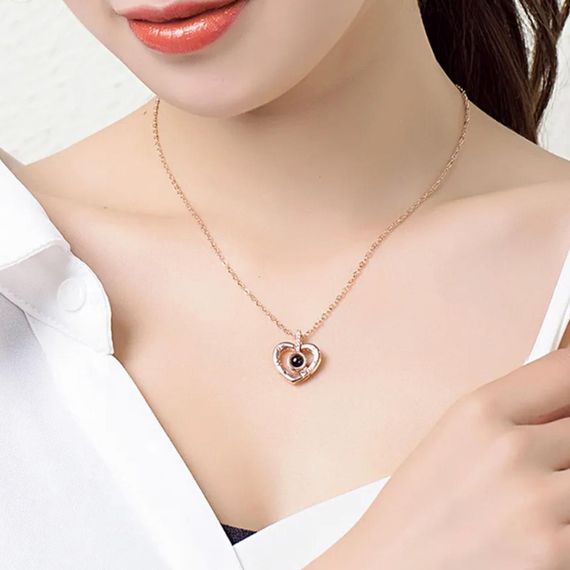 Кулон у формі серця з проекцією "I love you" на 100 мовах світу / Жіночий кулон з ланцюжком / Підвіска на шию | Зображення 6