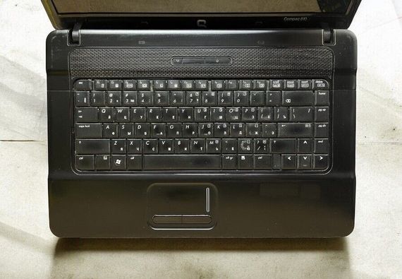 Ноутбук Б-клас HP Compaq 610 / 15.6" (1366x768) TN / Intel Core 2 Duo T5870 (2 ядра по 2.0 GHz) / 2 GB DDR2 / 120 GB SSD / Intel GMA X3100 Graphics / WebCam / АКБ не тримає б/в | Зображення 3