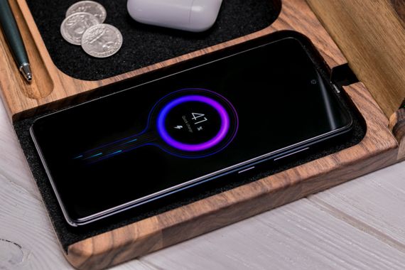 Беспроводная зарядка для двух iPhone & часов Apple «Double dock station iWatch» с персонализацией | Зображення 4