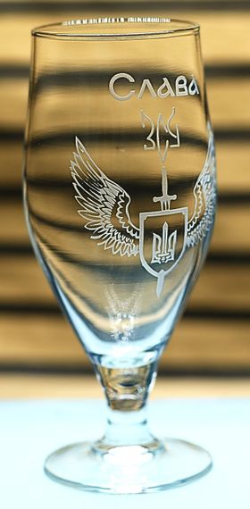 Келих для пива на ніжці 500 мл з гравіюванням напису Слава ЗСУ подарунок військовому | Зображення 1