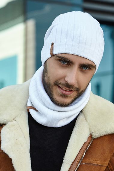 Мужской комплект «Реал» (шапка и шарф-хомут) белый