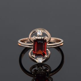 Кольцо из красного золота с гранатом 16.5