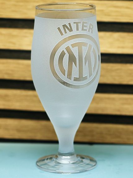 Пивной бокал 500 мл ФК Internazionale Milano Интер на ножке с гравировкой подарок кружка фанату футбола | Зображення 1