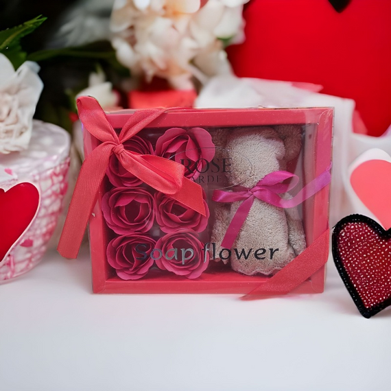 Подарунковий набір "Мило з троянд + рушник", м'який рушник, ароматне мило у вигляді червоних троянд, 20×15×4см