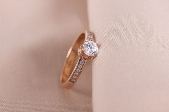 Кольцо из красного золота с фианитами 18 | Зображення 8