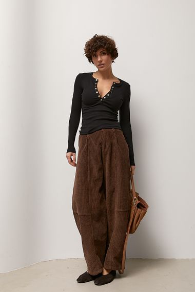 Приталений лонгслів в рубчик на кнопках - чорний цвет, S (є розміри) | Зображення 2