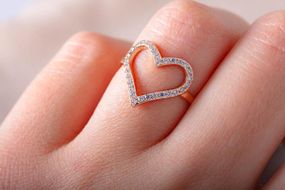 Кольцо сердечко из красного золота с фианитами 21