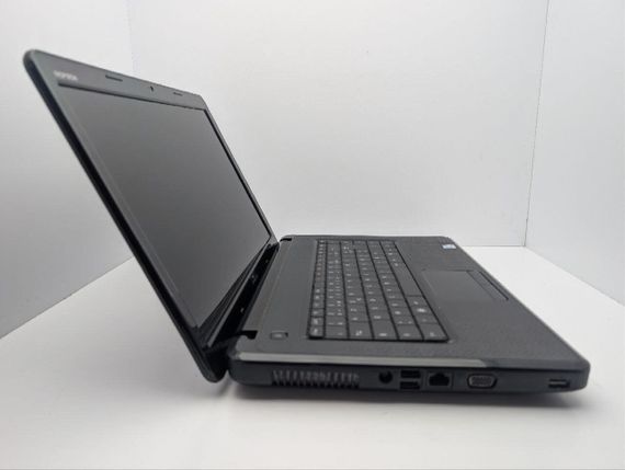 Ноутбук Dell Inspiron N5030 / 15.6" (1366x768) TN / Intel Pentium T4500 (2 ядра по 2.3 GHz) / 4 GB DDR3 / 250 GB HDD / Intel HD Graphics / WebCam / DVD-ROM / АКБ не тримає б/в | Зображення 3