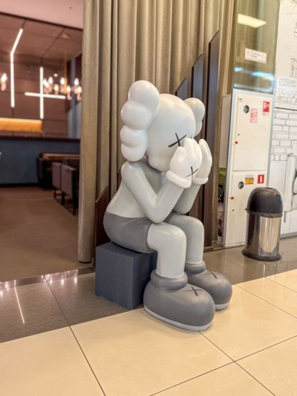 Kaws Companion Passing Through Grey велика колекційна статуетка фігурка 130 см сірий kw006 | Зображення 7