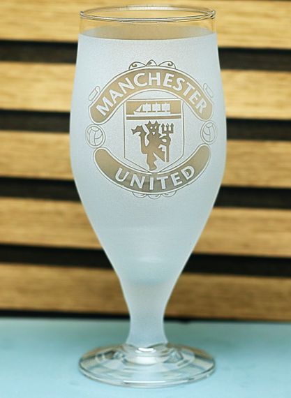 Пивной бокал 500 мл ФК Манчестер Юнайтед FC Manchester United на ножке с гравировкой кружка фаната футбола