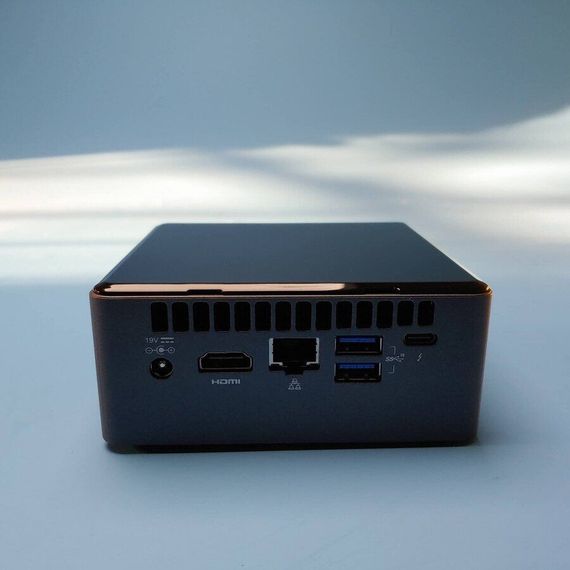 Неттоп Intel NUC NUC8BEH USFF / Intel Core i7-8559U (4 (8) ядра по 2.7 - 4.5 GHz) / 8 GB DDR4 / 480 GB SSD / Intel Iris Plus Graphics 655 / WiFi / Win 10 Pro б/в | Зображення 2