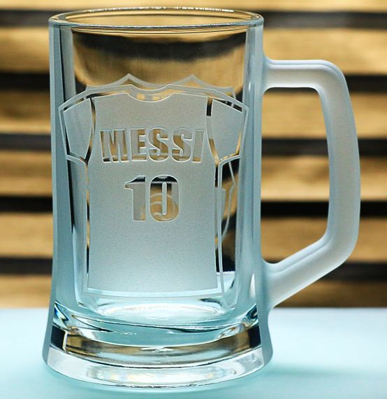 Пивной бокал 670 мл Barcelona с гравировкой подарок для фаната футбольная кружка ФК Барселона Месси | Зображення 3