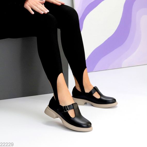 Чорні шкіряні демі туфлі на ремінці натуральна шкіра на бежевій підошві | Зображення 2